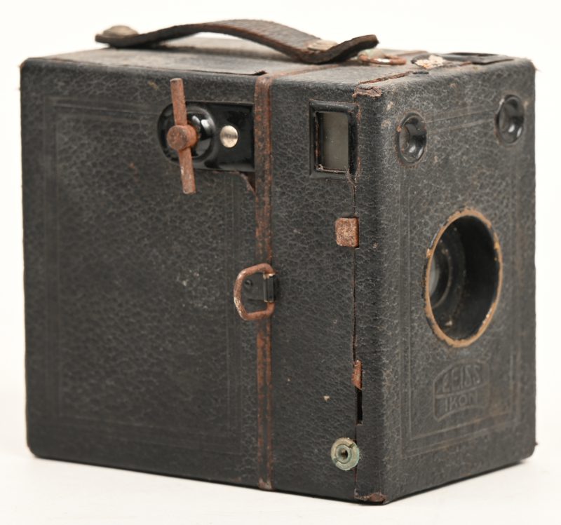 Een Zeiss Ikon Box-Tengor 54/2 camera. Slijtage en roest, sluiter werkt nog.