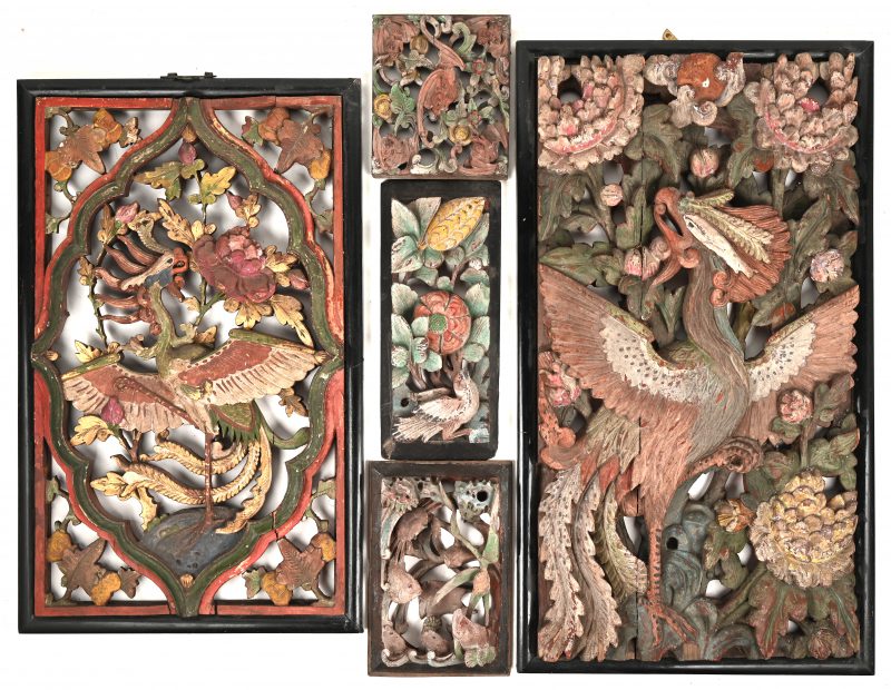 Een lot van 5 Chinees polychroom houten snijwerken in relief, bestaande uit twee afzonderlijke paradijsvogels, een reliëf met vink, vissen en vleermuis.