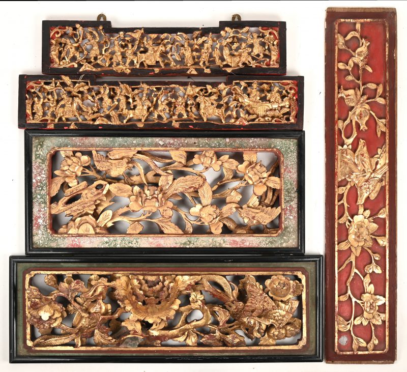 Een lot van 5 Chinees vergulde gelakte houten snijwerken in reliëf, bestaande uit drie afzonderlijke werken met bloemen en vogels tussen de takken & twee afzonderlijke veldslagen.