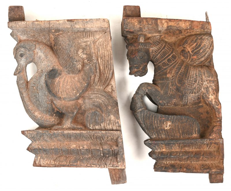 Twee houten Aziatische sculpturen gemonteerd als appliques, in de vorm van een Pegasus en een pauw. Vermoedelijk 18de eeuws.