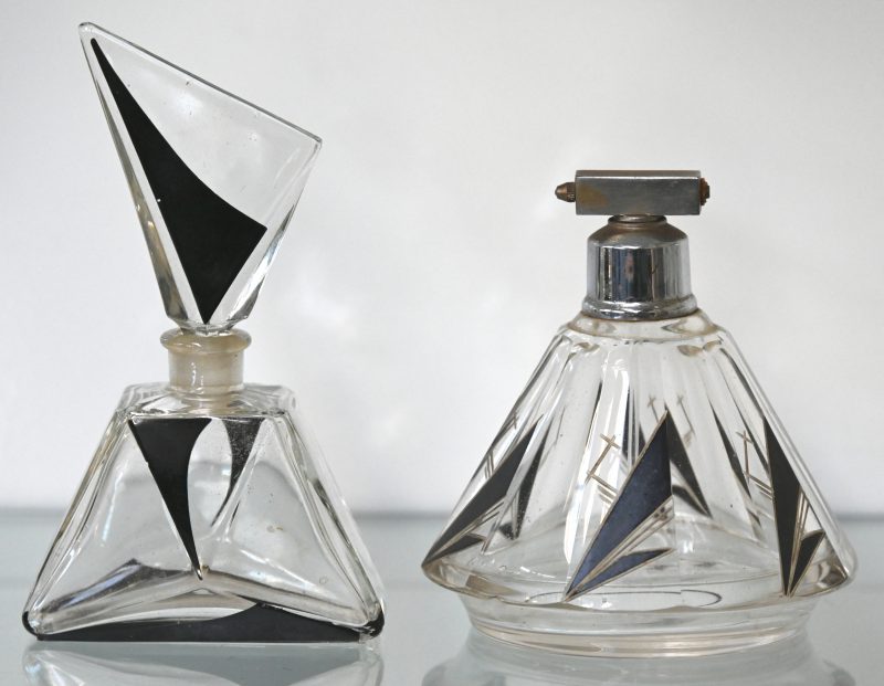 Een glazen art-deco verstuiver en parfumflacon, flacon gemerkt ‘Czechoslovakia.’