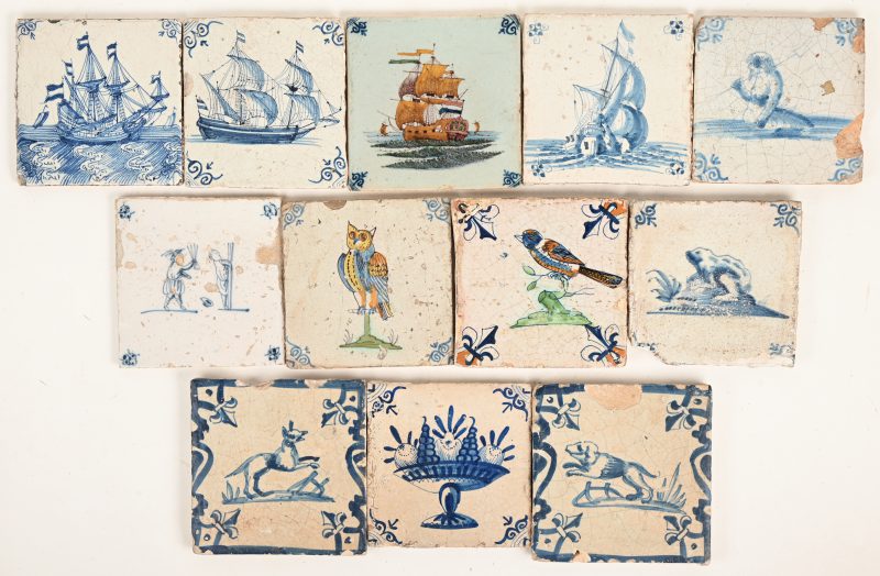 lot van 12 blauw-wit en ingekleurde tegels, diverse taferelen w.o. driemasters, dier en mythische figuren, geschat 18e-19e eeuws