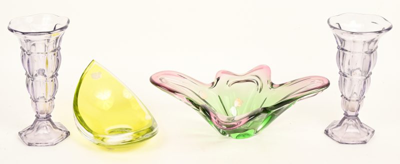 Een lot gekleurd kristal waaronder: een paar paarse kelkvaasjes, een Italiaanse bonbonière en een VSL asbak in licht groen.
