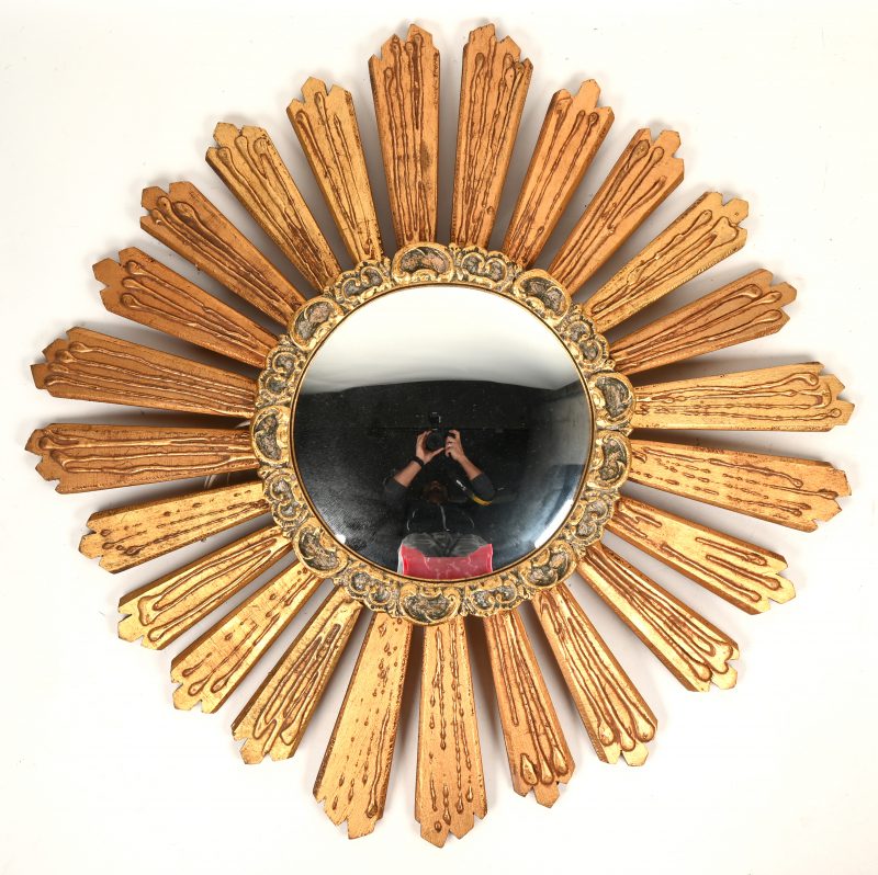 Een houten vergulde “Witch-Eye” zonnespiegel. Type Hollywood Regency, vintage Sunburst Mirror. Circa 1960-70.