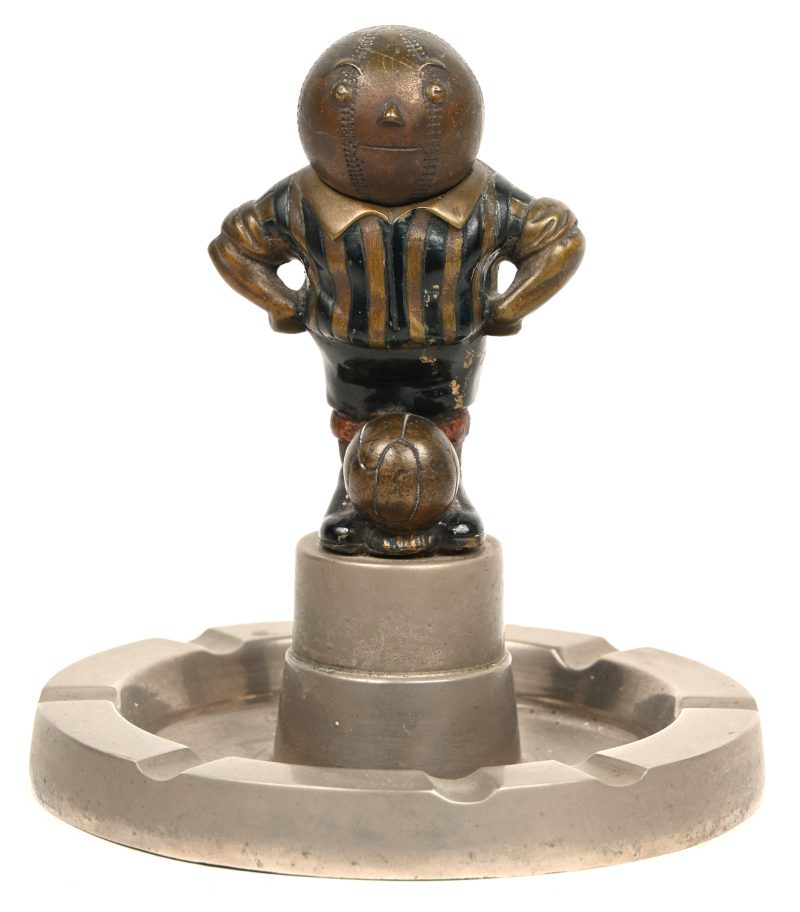 Een volmetalen asbak met voetbal scheidsrechter figuur in het midden, hetgeen met een bal als hoofd afgebeeld. Hoofd niet bevestigd op het lichaam.