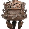 Een grote Chinees bronzen koro. Wierookvat met grote draak op deksel en diverse zeedieren afgebeeld. Op houten sokkel en gesteund door 3 visvormige poten. 19/20e eeuw. Kleine barst onderin ketel door verweer.