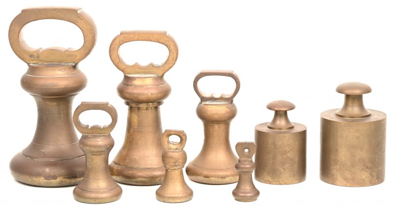 Een set van 6 koperen Engelse Bell gewichten - 19-20e eeuw, onderaan geijkt. Bijgevoegd 2 weegschaal gewichten.