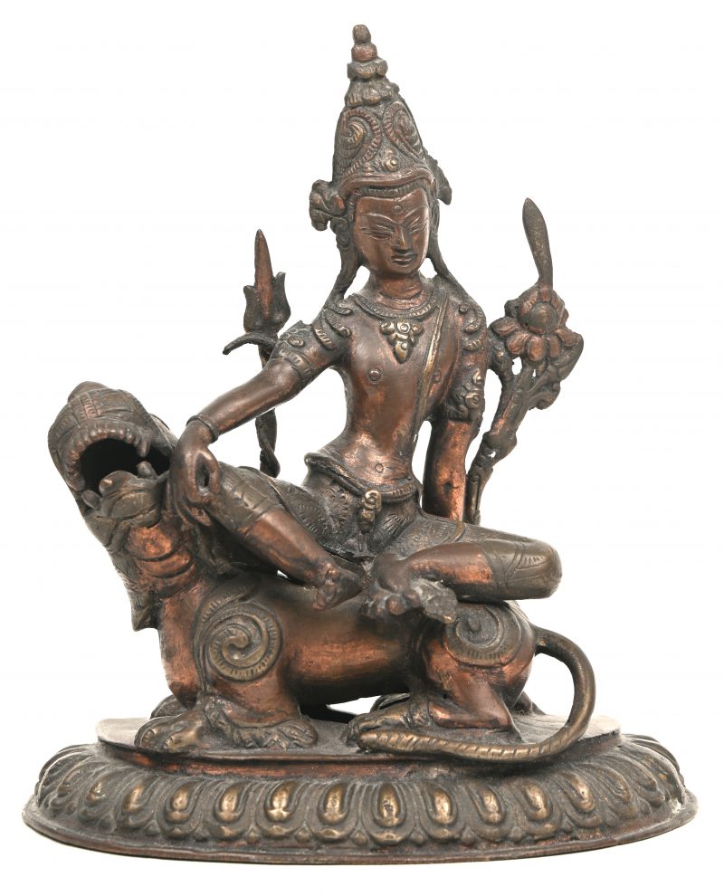 Een uit kunstbrons gesculpteerd beeldje van Simhanada Lokeshvara. Met drietand, het gebrul van de leeuw.