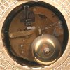 Een bronzen Italiaanse Imperial klok, binnenin gemarkeerd “Brevettato”. FHS Germany uurwerk met dubbele belslag. Divers gesculpteerd reliëf met bovenaan koppel in omhelzing. Vermoedelijk kunstgieterij “Fonderia Artistica”.