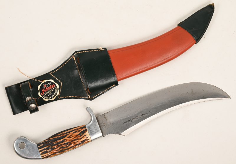Een “Original Buffalo Skinner” jachtmes met lederen schede, gemarkeerd “Matador Solingen Germany”.