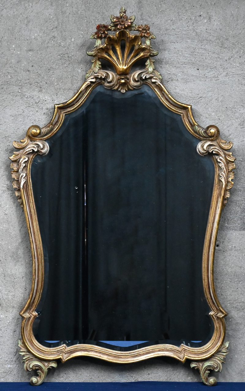 Een Louis XV stijl spiegel in hout gesculpteerd en verguld. Snijwerk en geslepen spiegelglas, gefabriceerd door Deknudt Mirrors.
