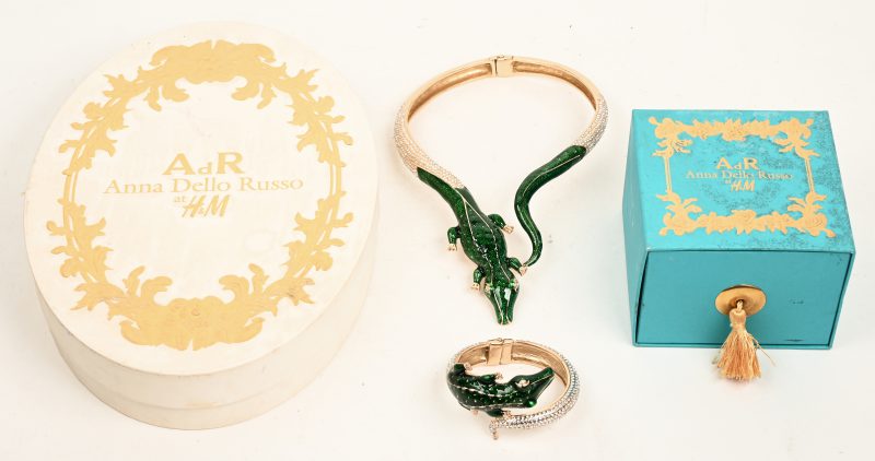 Een armband en halsketting met groen-geëmailleerde krokodil. In originele verpakking.