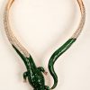 Een armband en halsketting met groen-geëmailleerde krokodil. In originele verpakking.