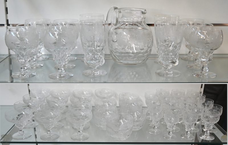 Een groot kristallen glasservies bestaande uit: 9 grote glazen, 12 champagnecoupes, 13 wittewijnglazen, 6 likeurglazen, 4 grote bierglazen. 44 stuks totaal.