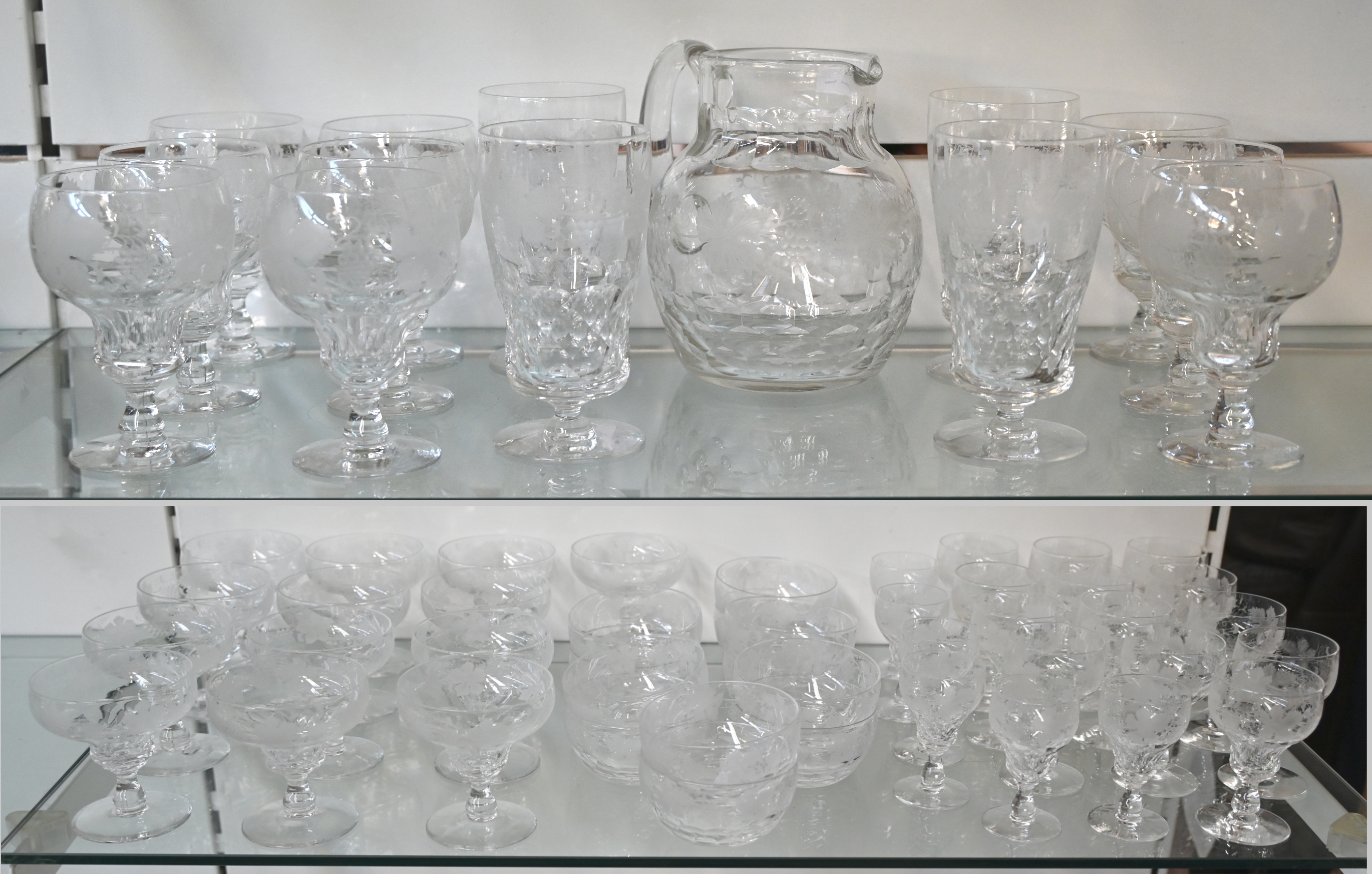 Verminderen Herdenkings kop Een groot kristallen glasservies bestaande uit: 9 grote glazen, 12  champagnecoupes, 13 wittewijnglazen, 6 likeurglazen, 4 grote bierglazen. 44  stuks totaal. – Jordaens N.V. Veilinghuis