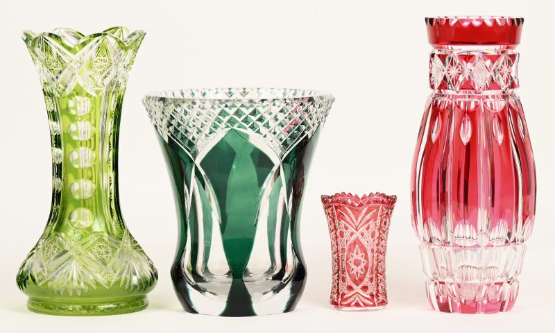 Een lot van 4 vazen uit kristal. Rood/groen, waarvan 3 Boheems en 1 gemarkeerd “Val Saint Lambert”.