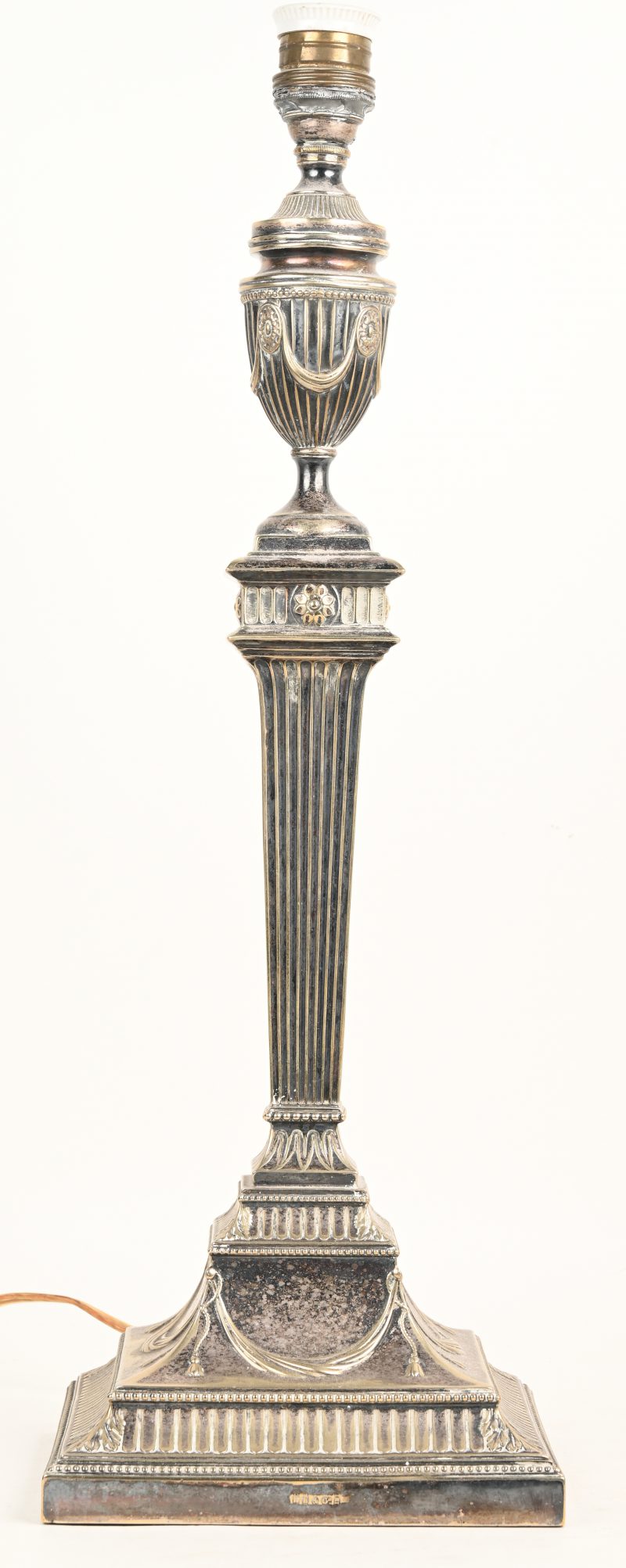 Een Lodewijk XVIde-stijl verzilverd metalen kandelaar gemonteerd als lamp.