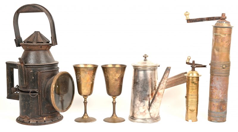 Een lot koper, bestaande uit een oude lantaarn, een grote (gedeukt) en een kleine pepermolen, een chocolatière gemerkt Christoffle en een paar koperen bekers met geëtst decor.