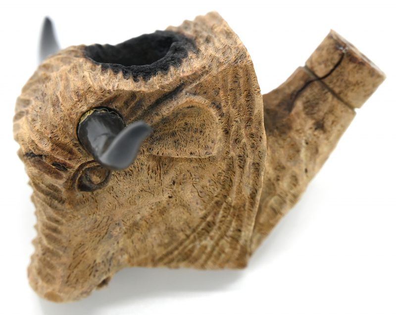 Pijpenkop van gebeeldhouwd hout in de vorm van een stierenkop met hoorns van zwart hoorn.