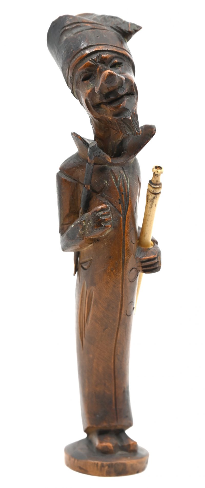 Een pijpenmannetje genre Barbizon van gebeeldhouwd hout. De steel verdwijnt in het lichaam, een benen pijpenreiniger in de linkerhand. Einde XIXde eeuw, mogelijk Saint-Claude.