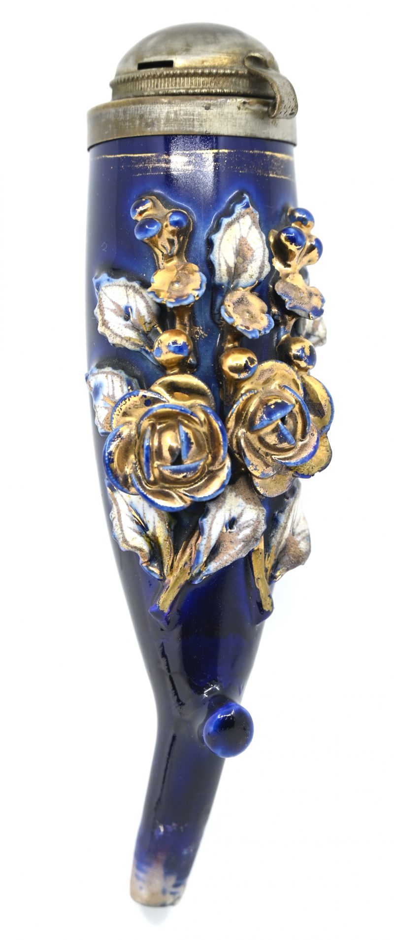 Een porseleinen pijpenkop van kobaltblauw porselein versierd met een vergulde rozenstruik in reliëf. Metalen deksel.