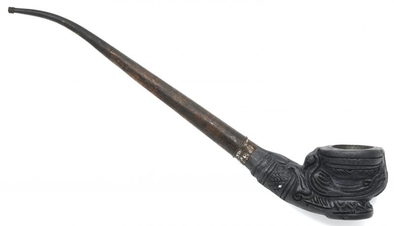 Een lange Oosterse pijp met een metalen steel en met een grote kop in de vorm van een zwarte vuurpot.
