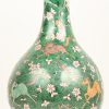 Een Chinees porseleinen vaas met groen decor van concentrische cirkels en galopperende paarden naar Perzisch voorbeeld. Gemerkt met een artemisia blad onderaan.