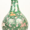 Een Chinees porseleinen vaas met groen decor van concentrische cirkels en galopperende paarden naar Perzisch voorbeeld. Gemerkt met een artemisia blad onderaan.
