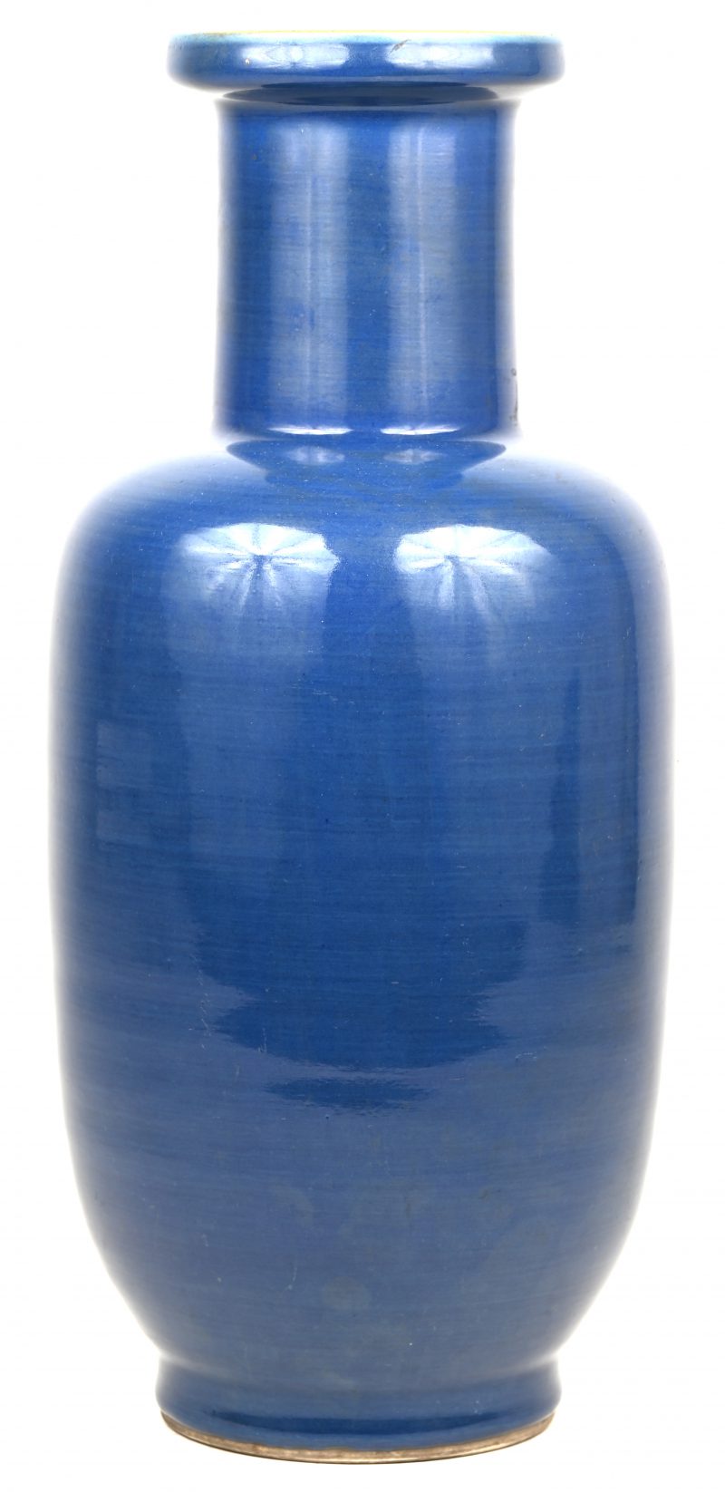 Een cobalt blauwe Chinees porseleinen vaas, met een grote haarscheur op de buik.