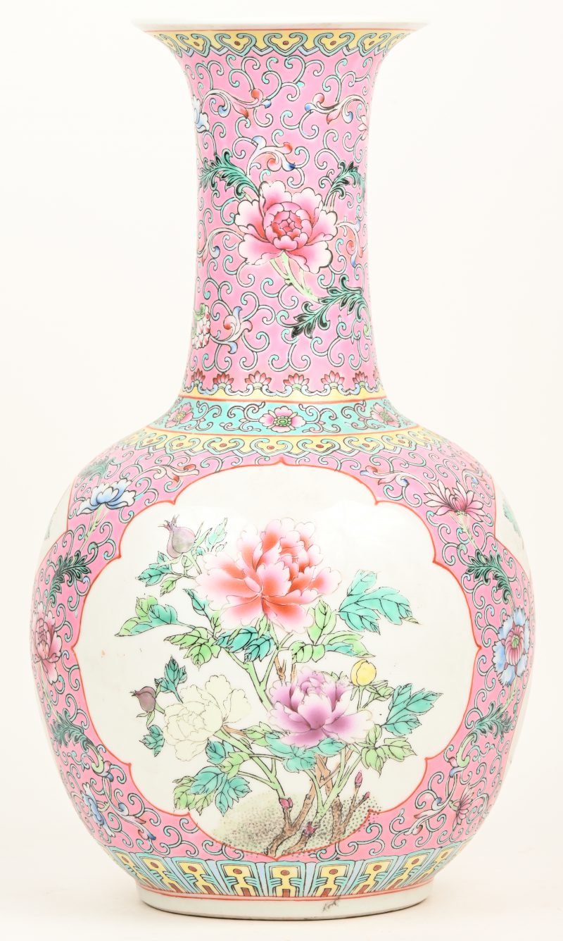 Een Chinees porseleinen vaas met famille rose decor.