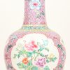 Een Chinees porseleinen vaas met famille rose decor.