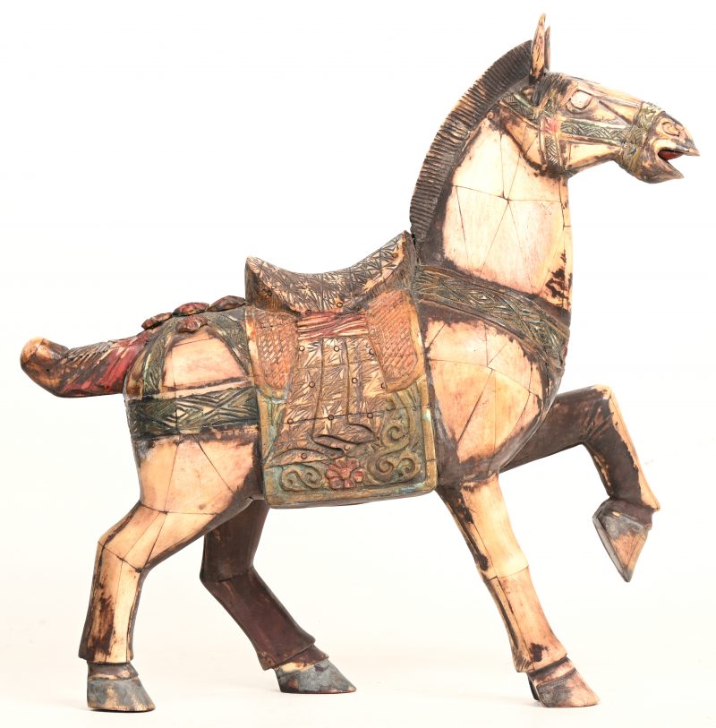 Een gesculpteerd paard bestaande uit benen plaquettes met sporen van polychromie. Naar voorbeeld uit de Tang-dynastie.