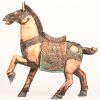 Een gesculpteerd paard bestaande uit benen plaquettes met sporen van polychromie. Naar voorbeeld uit de Tang-dynastie.