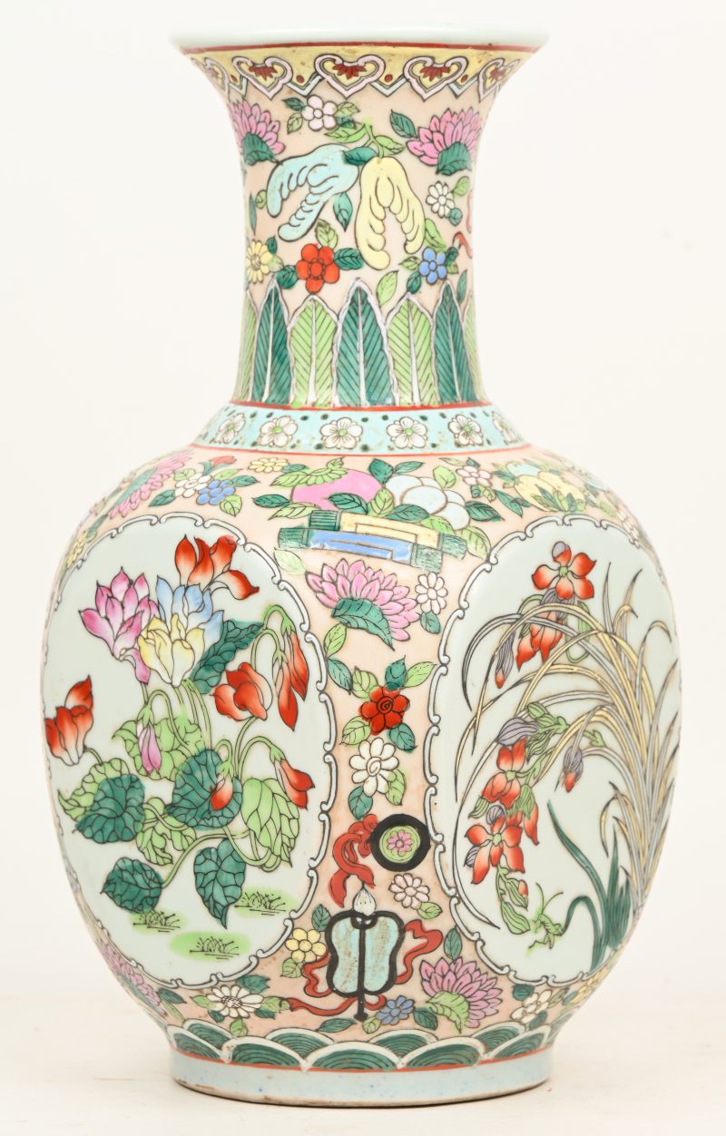 Een Chinees porseleinen vaas met afgeplatte buik. Polychroom decor met bloemen.