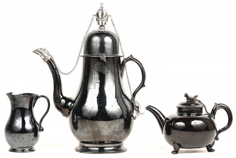 Een koffie en theestel met melkpot van Namens aardewerk met zilveren bekroning van een Medici-vaas. Theepotje op drie poten. Eind 18de eeuw. Deksel van de koffiepot herstelt.