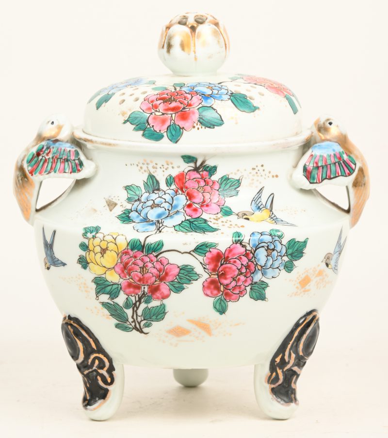 Een Chinees porseleinen wierookbrander met meerkleurig decor staande op 3 poten, naar famille rose.