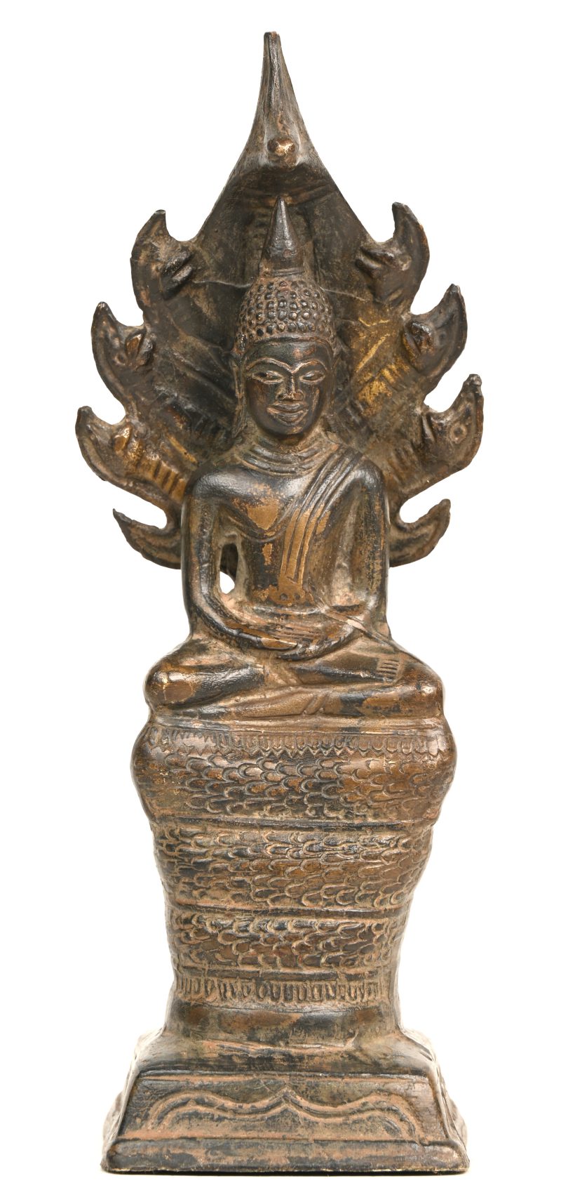 Een kunstbronzen Sukhothai stijl Boeddhabeeldje.