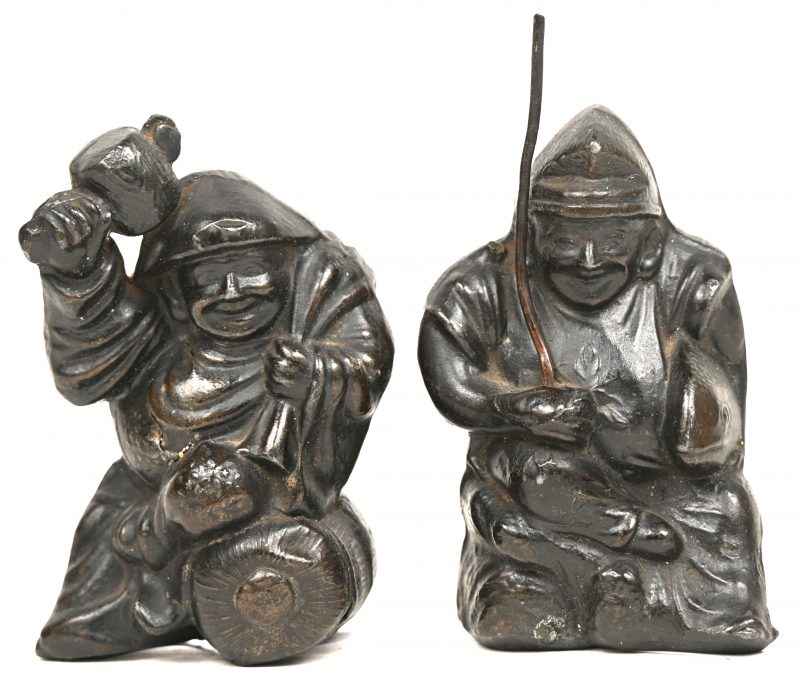 Een paar tinnen beeldjes van de Shinto Gods of Prosperity and Good Fortune; “Daikoku & Ebisu”.