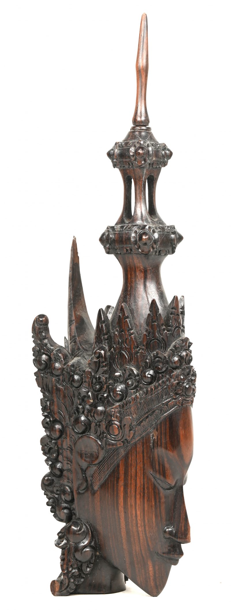 Een houtgesculptuurd beeldje met hoofdvorm en kroon. Coromandel hout, Bali.