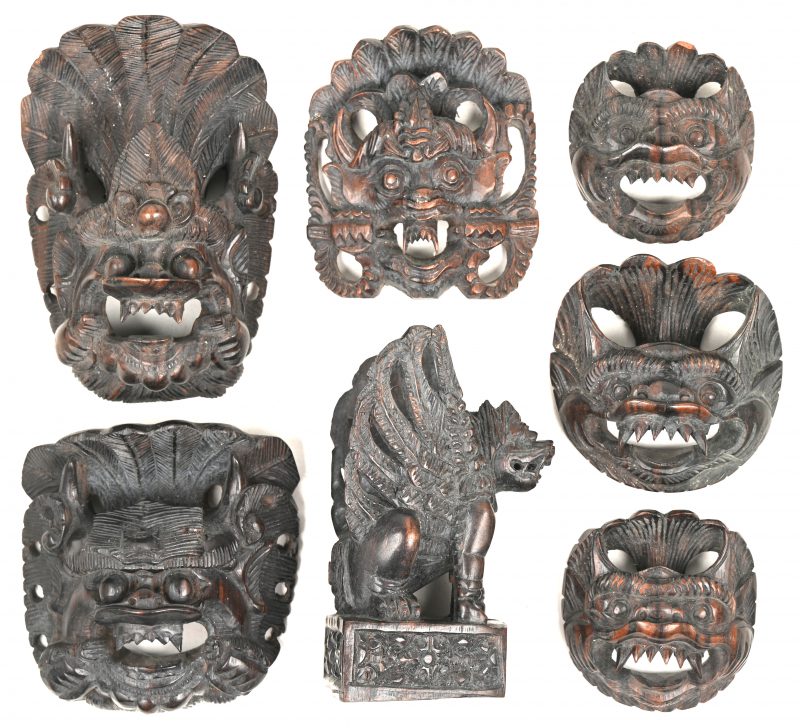 Een lot van 6 houtgesculptuurde maskers, “Garuda” en bijgevoegd beeldje gevleugd wezen. Coromandel hout, Bali.