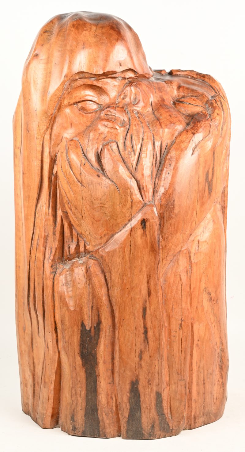 “De Omhelzing.” Houten sculptuur van een man en een vrouw.