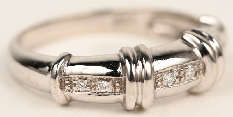 Een 18 karaats witgouden ring bezet met zes kleine briljantjes.