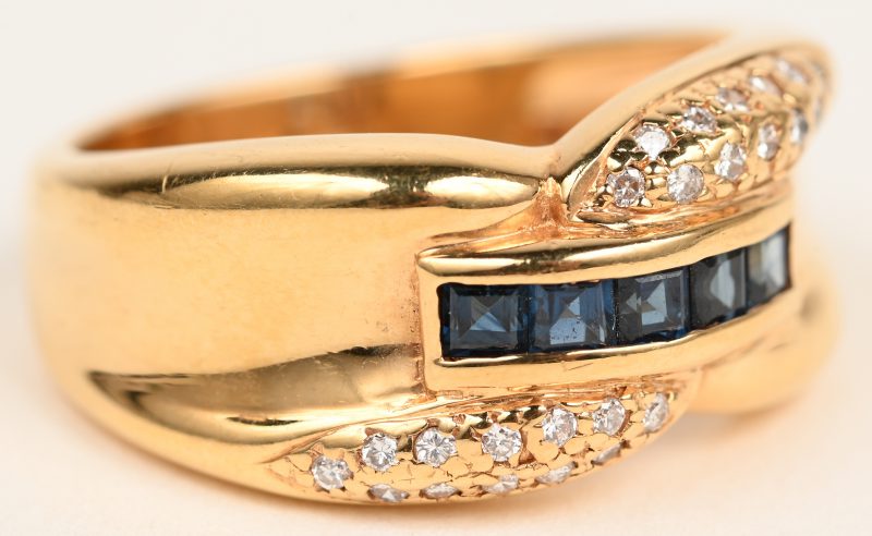 Een 18 karaats geelgouden ring bezet met kleine briljantjes met een gezamenlijk gewicht van +- 0,20 ct. en saffieren in markies geslepen van +- 0,25 ct.