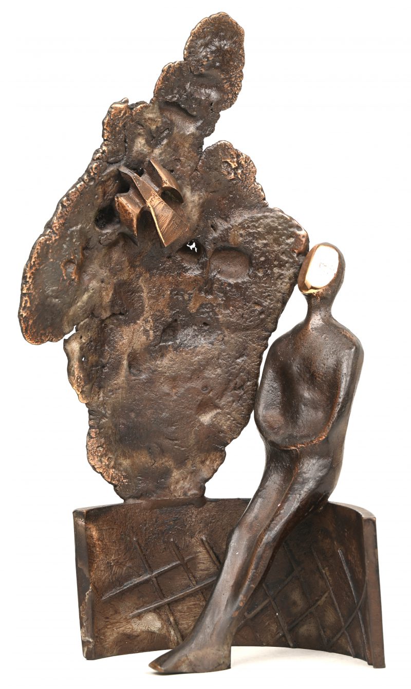 Een brons gestyleerd beeld. Onderaan gesigneerd “Willy Ceyssens”.