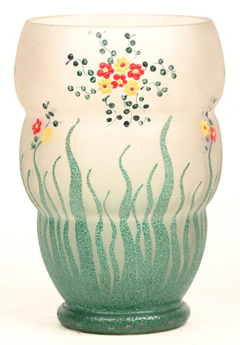 Een matglazen vaas, handbeschilderd met bloemendecor.
