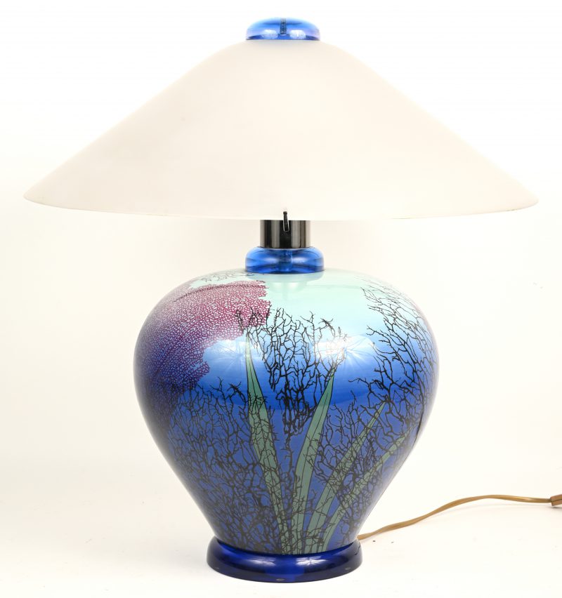 Een blauw porseleinen, vintage Italiaanse tafellamp met glazen kap. Versierd met planten decor en onderaan gemerkt “Mcmgcmi” - “Made in Italy”. (MANGANI PORCELLANE D'ARTE M)