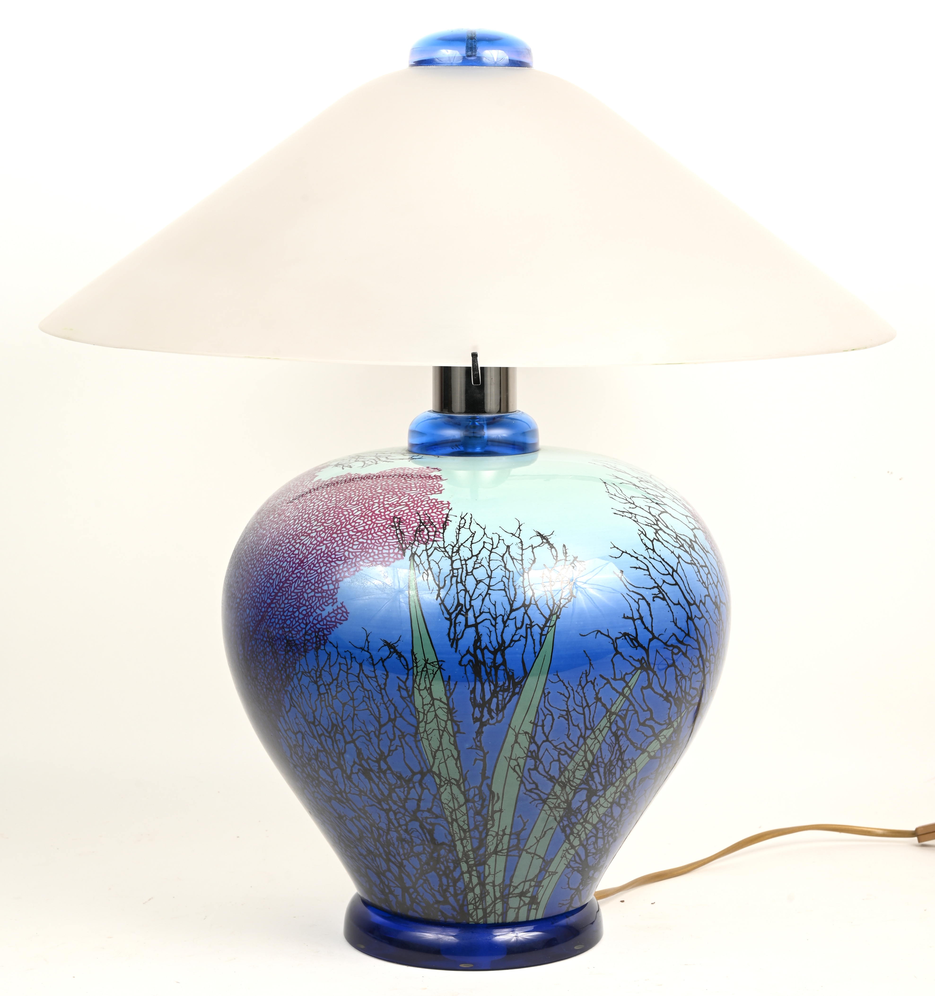 code muis of rat Verzorger Een blauw porseleinen, vintage Italiaanse tafellamp met glazen kap.  Versierd met planten decor en onderaan gemerkt. – Jordaens N.V. Veilinghuis