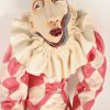 Een Pierrot clown pop. Eerste ontwerp door “Philip Heath” naar eigenbeeld. Gemerkt in hals achteraan “PH 1980”. Rechterhand mist pink. Bijgevoegd documentatie en postkaarten oeuvre.