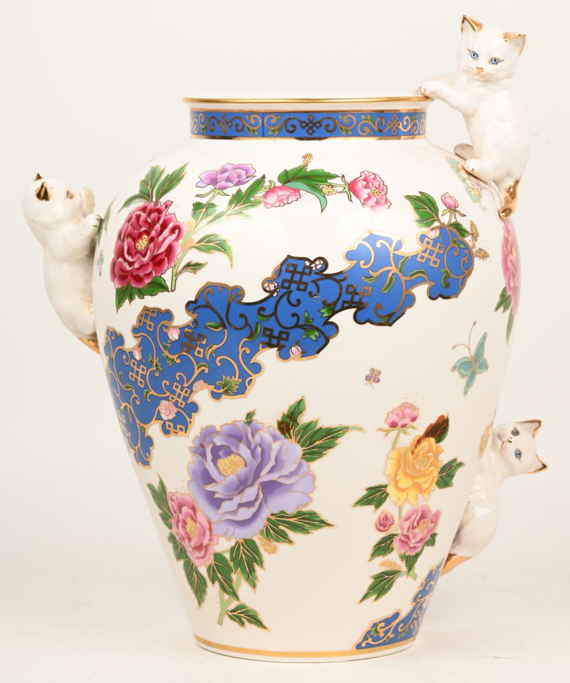 Een vaas in porselein getooid met katjes, getiteld “The vase of the imperial cats”. Uitgave Franklin Mint.