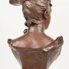“Beeld van dame met hoed”. Een brons gepatineerde buste van dame met tricorn hoed, gesigneerd “Georges Van Der Straeten”, met inscriptie “Société des Bronzes de Paris”. Op notelaren sokkel.